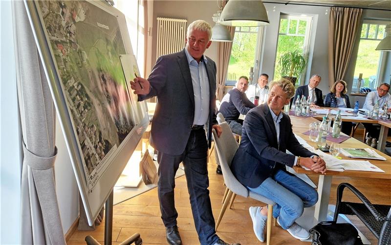 Das Ferienresort in Buntenbock polarisiert weiterhin Geschäftsführer Andre Fuchs und Anwalt Frank Wodsack (vorn v.li.) stellen sich den Fragen des Ausschusses. Foto: Knoke