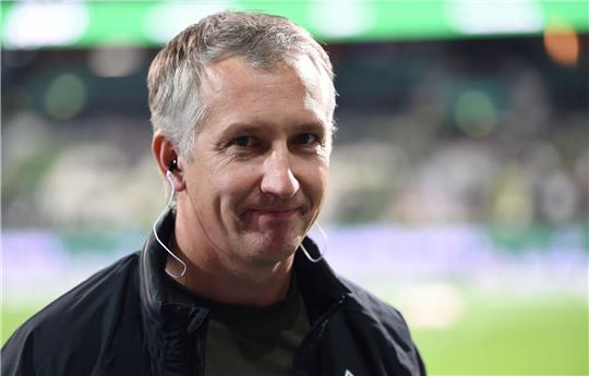 Geschäftsführer Frank Baumann steht im Stadion.
