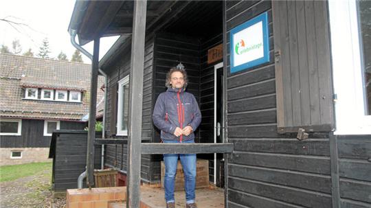 Geschäftsführer Holger Seidel steht vor einigen Jahren vor der Heimathütte in Hohegeiß, die einst dem Landkreis Goslar gehörte und die die „Erlebnistage“ ausbauen wollten. Dazu ist es jedoch nicht gekommen.