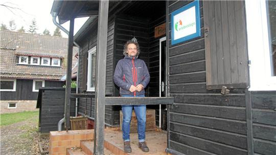 Geschäftsführer Holger Seidel vor einigen Jahren an der Heimathütte in Hohegeiß, die modernisiert werden sollte: „Die Nachfrage nach erlebnispädagogischen Klassen- und Gruppenreisen ist groß.“