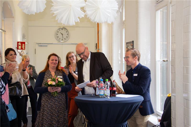 Dr. Fontheim GmbH eröffnet neue Tagesstätte in Goslar Geschäftsführer Lars Bienek (m.) begrüßt gemeinsam mit Dominik Schrader (r.), Leiter der Eingliederungshilfe, und Annika Zimmek, Leiterin der neuen Tagesstätte, die Gäste. Foto: Loges/Fontheim