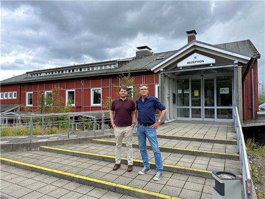 Geschäftsführer Tilman Zschiesche (rechts) und Bildungsreferent Jonathan Utsch wollen, dass das Internationale Haus Sonnenberg Bildungs- und Begegnungsstätte bleibt. Foto: Eggers
