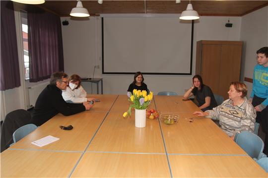 Geschäftsführer Tilmann Zschiesche (links) kommuniziert über Google-Übersetzer per Handy mit den Flüchtlingen aus der Ukraine.  Foto: Eggers