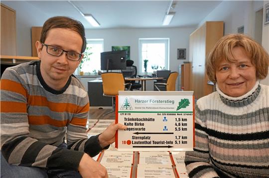 Geschäftsführerin Anette Drache und Christian Resow aus der Harzklub-Geschäftsstelle Clausthal-Zellerfeld mit einem der neuen Wanderwegeschilder. Foto: Harzklub