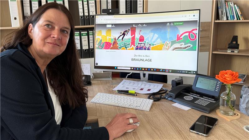 Geschäftsführerin Cathleen Hensel stellt den „intensiven Entwicklungsprozess“ der Braunlage-Tourismus-Marketing-Gesellschaft an ihrem PC vor.