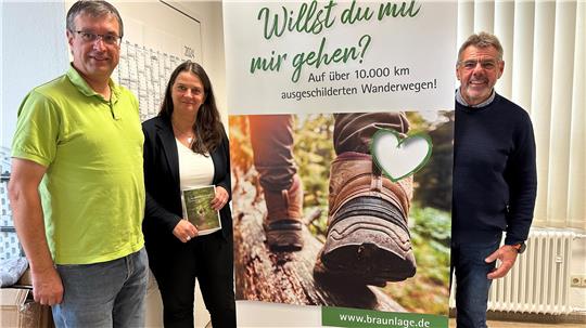 Geschäftsführerin Cathleen Hensel und die beiden Wanderführer Jörg Kühnhold (links) und Axel Günther stellen die Neuauflage der Wanderbroschüre vor.