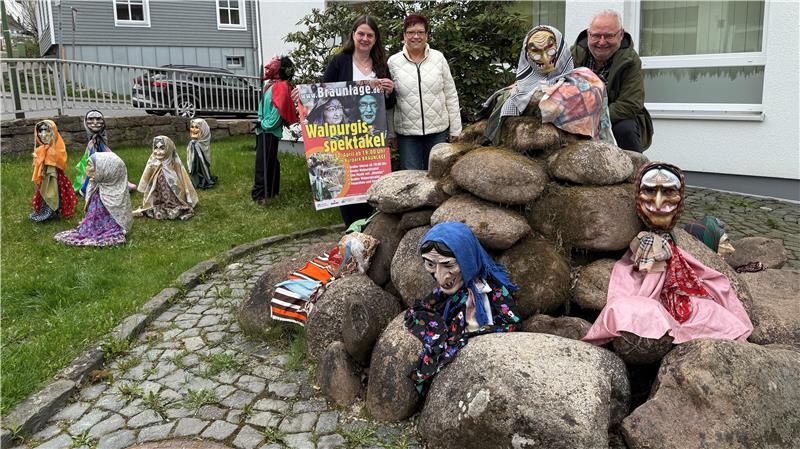 Die Hexen und Teufel wollen in der Stadt Braunlage feiern Geschäftsführerin Cathleen Hensel (vl.), Oberhexe Doro Lueg und Oberteufel Hans-Joachim „Hansi“ Grimm stellen das Walpurgis-Programm in der Stadt Braunlage zwischen den von der Walpurgissippe gefertigten Hexen und Teufeln an der Tourist-Info vor.