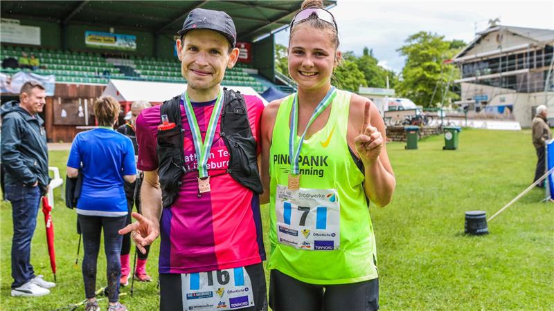 Harzburger Bergmarathon wird zur Wasserschlacht Geschafft: Christian Dibowski aus Lüneburg und Florentine Beese aus Hannover holen sich den Sieg auf der Marathondistanz.