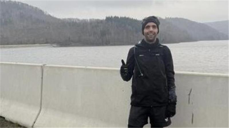 Hundert Runden um die Talsperre, zum 109. Mal auf dem Podium Geschafft: Dean Sauthoff stellt sich nach der 100. Umrundung der Granetalsperre in einem Jahr zum Erinnerungsfoto an der Staumauer.