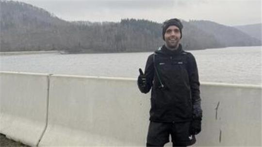 Geschafft: Dean Sauthoff stellt sich nach der 100. Umrundung der Granetalsperre in einem Jahr zum Erinnerungsfoto an der Staumauer.