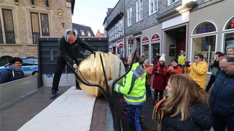 Bekrönung der Marktkirche landet sicher am Boden Geschafft: Die Kirchturmkugel ist sicher auf dem Erdboden gelandet.
