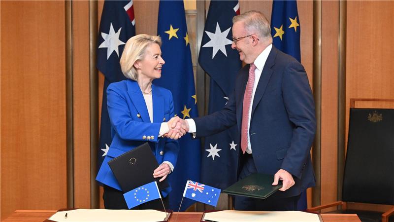 Geschafft: EU-Kommissionspräsidentin von der Leyen und Australiens Premier Albanese geben den Abschluss der Verhandlungen bekannt.