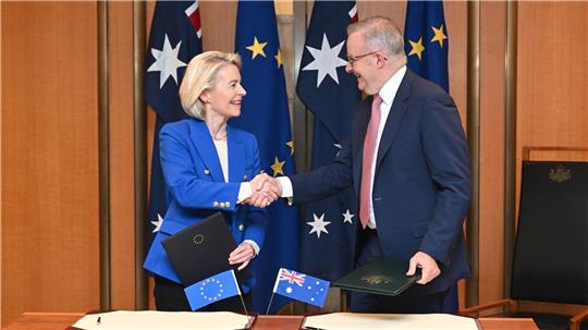Geschafft: EU-Kommissionspräsidentin von der Leyen und Australiens Premier Albanese geben den Abschluss der Verhandlungen bekannt.