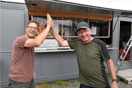Geschafft! Jürgen Nolte und Jörg Jentsch haben gerade an einem Alm-Kiosk die Gasdruckfedern der Luke erneuert. Foto: Berg