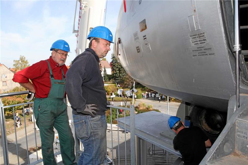 Geschafft: Luftfahrtmuseumsbesitzer Clemens Aulich begutachtet die geglückte „Landung“ auf dem Dach.