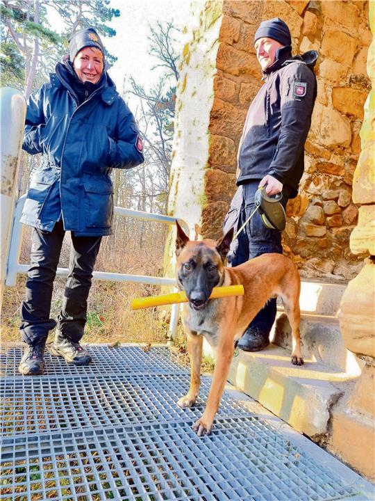 Geschafft: Mit dem Spielzeug in der Schnauze geht es für Kommissar Spürnase mit Herrchen wieder ans Tageslicht vorm Turm.  Fotos: Biener