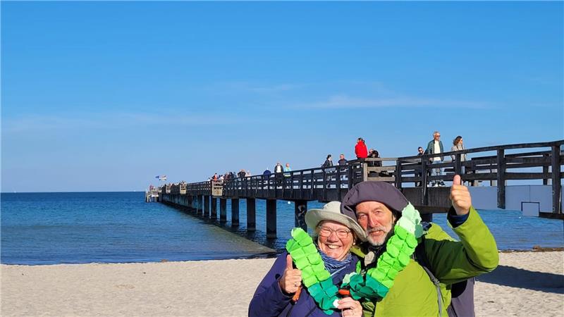 „Jeder hat so seinen Tick.“ — Ehepaar wandert 1400 Kilometer Geschafft: Nach 64 Tagen und 1400 Kilometern kommen Karla und Uwe Siebels in Boltenhagen an.