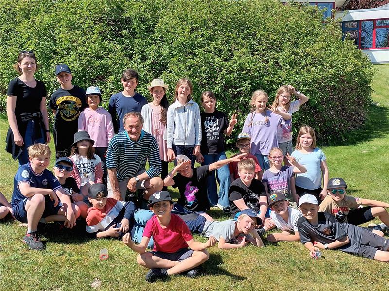 Aus dem TV bekannt: Kinder mit Extrembotaniker unterwegs Geschafft: Zwei Stunden durch die Natur mit einem Extrembotaniker. Foto: Jenzora
