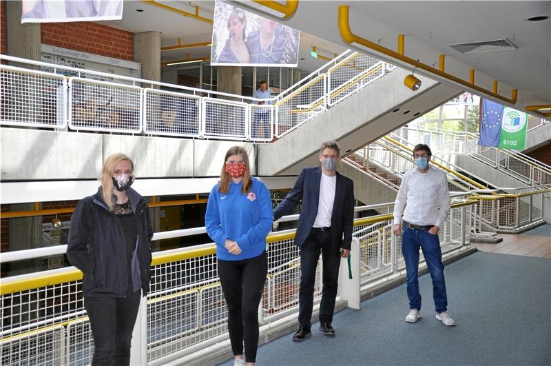 Geschafft (von links): Leonie Seita und Sina Nitschke sind ebenso wie BBS-Direktor Otto Markus Brinkmann und Chef-Koordinator Holger Schwerdtfeger – mit Maske und auf Distanz – froh über das Ende der schriftlichen Abi-Prüfungen. Nur ein paar Nachschreiber gibt es noch in dieser Woche.  Foto: Heine