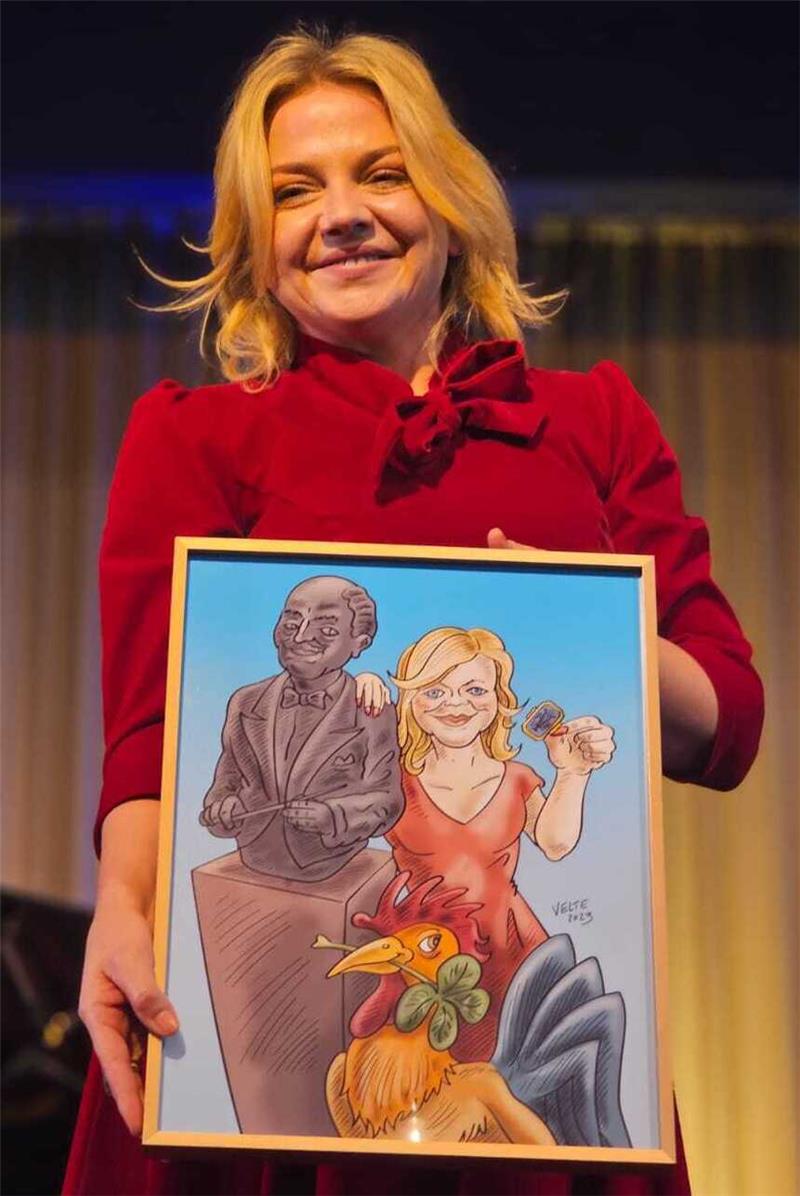 Goslarer Paul-Lincke-Ring für Annett Louisan Geschenk der Oberbürgermeisterin: Annett Louisan mit einer Karikatur aus der Feder des Goslarer Künstlers Thomas Velte. Foto: Sowa