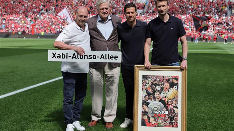 „Gänsehaut“: Bayer feiert Alonso auch ohne letzten Heimsieg Geschenk für Alonso
