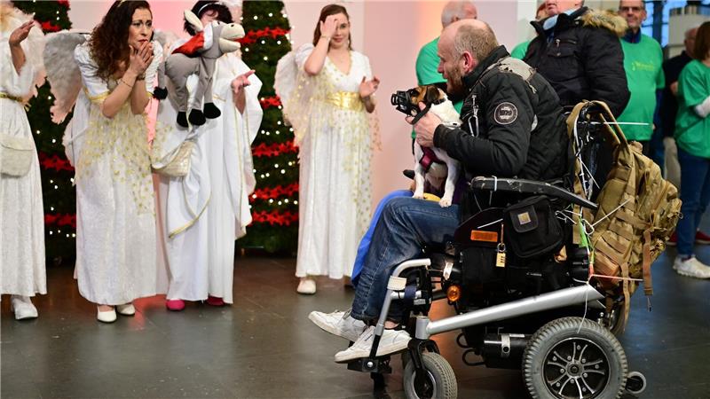Geschenke gibt es bei der Feier auch - bei Bedarf auch Futter für Tiere.