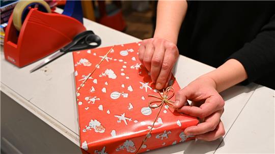 Geschenke ja - aber viele Menschen haben dafür weniger Geld zur Verfügung. (Symbolbild)