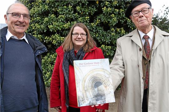Geschichtsvereins-Vorsitzender Günter Piegsa (von links), Kulturbeauftragte Marleen Mützlaff und Autor Ludwig Christian Bamberg stellen das neue Buch über den Dom vor.  Foto: Hartmann