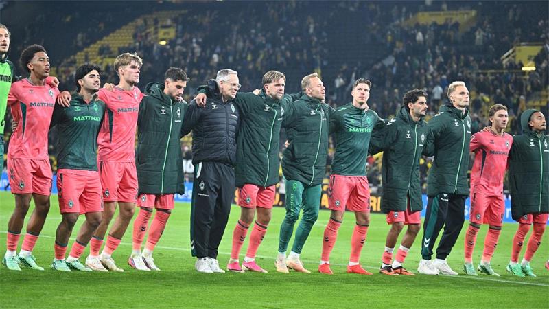 „Champions-League-Fülle“ trifft: Bremer Punktgewinn beim BVB Geschlossene Teamleistung: Werder bejubelt einen späten Punktgewinn bei Borussia Dortmund.