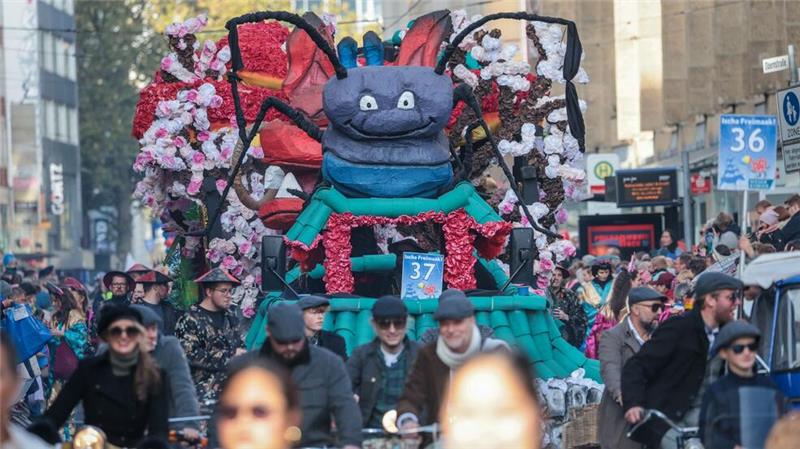 Geschmückte Festwagen fahren beim Freimarktsumzug in Bremen durch die Stadt.