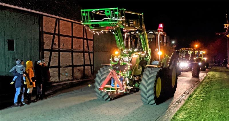Geschmückte Traktoren zur Weihnachtszeit. Foto: Privat