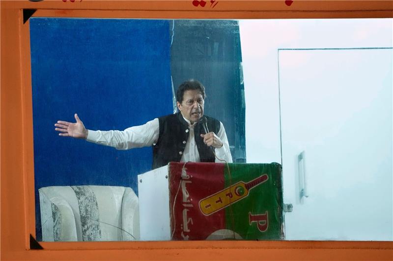 Geschützt durch eine kugelsichere Barriere spricht Imran Khan, ehemaliger Premierminister von Pakistan, während einer Kundgebung.  Khan ist wegen Ermittlungen in einem Korruptionsverfahren in Islamabad verhaftet worden.