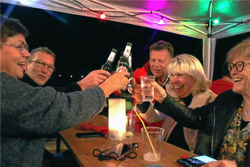 Geselligkeit spielt natürlich auch eine große Rolle beim Lichterfest. Bier, Alkoholfreies und Cocktails löschen den Durst.