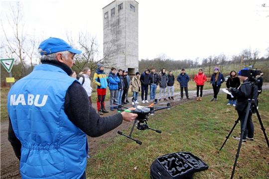 Gesellschaft und Ehrenamt – darum geht es auch bei der Exkursion zur Döhrener Fortuna-Alm. Dort erläutern Aktive von Nabu und BUND, wie sie sich engagieren – beispielsweise per Drohne bei der Rehkitzrettung.  Fotos: Gereke