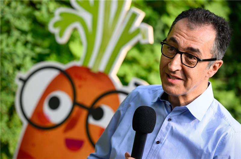 Özdemir: Kinder-Werbeschranken bei Lebensmitteln eng fassen Gesetzespläne von Agrarminister Cem Özdemir (Grüne) sehen vor, dass Produkte mit zu viel Zucker, Fett und Salz zu bestimmten Tageszeiten nicht mehr im Fernsehen beworben werden dürfen.
