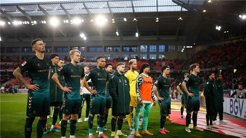 Gesichter einer Krise: die Bremer Profis müssen den Frust der Fans ertragen.