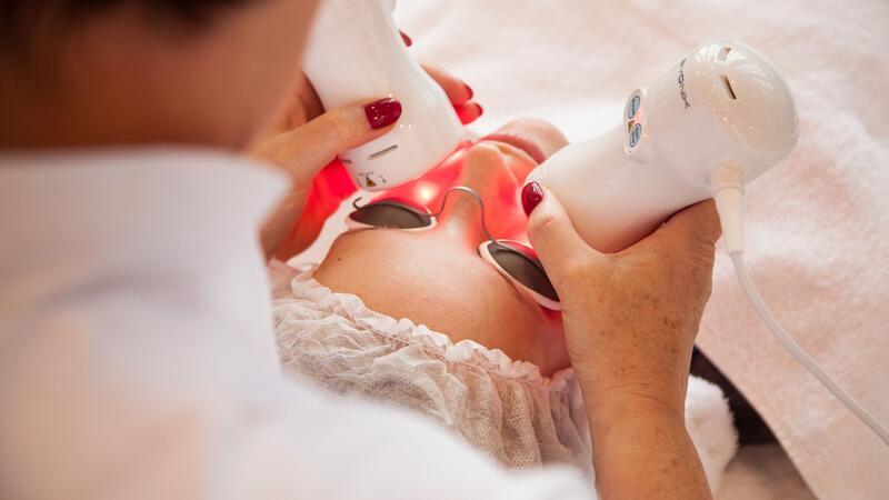 Gesichtsfalten sind nur schwer wieder wegzubekommen. Besser, man beugt ihnen vor.