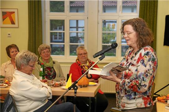 Gesine Lange (rechts) erzählt den Liebenburger Landfrauen über ihre Kindheit und Jugend in der DDR. Foto: Hartmann
