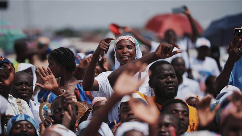 Gespannnte Erwartung: Gläubige in Saurimo vor einer von Papst Leo XIV. zelebrierten Messe.