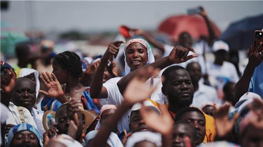 Gespannnte Erwartung: Gläubige in Saurimo vor einer von Papst Leo XIV. zelebrierten Messe.