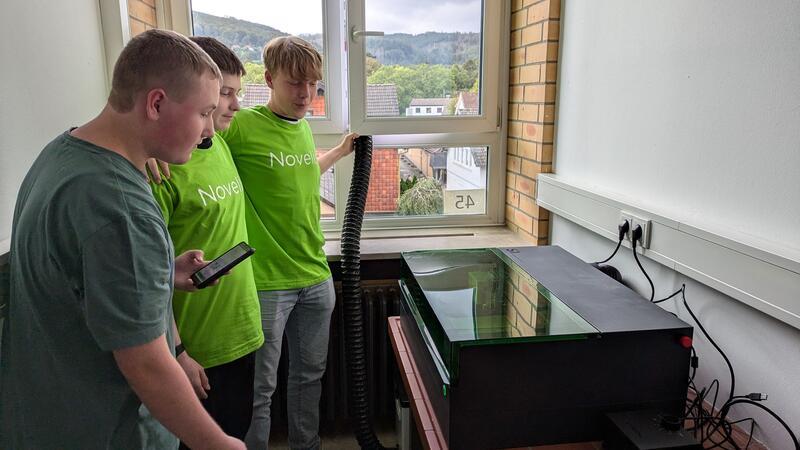 Firma Novelis spendet dem Werner-von-Siemens-Gymnasium 11.000 Euro Gespannt beobachten Jarne Liebau, Louis Heger und Levente Makkay, wie der Laser-Cutter nach ihren Anweisungen arbeitet.