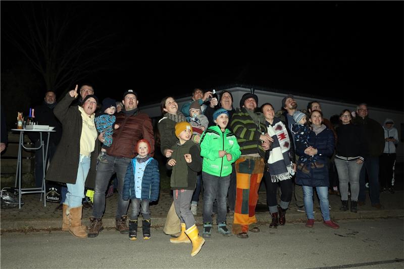 Neuwallmoden lässt es am Neujahrsabend krachen Gespannt blicken die Neuwallmodener und ihre Gäste gen Himmel, um das Schauspiel am Neujahrsabend zu verfolgen. Foto: Neuendorf