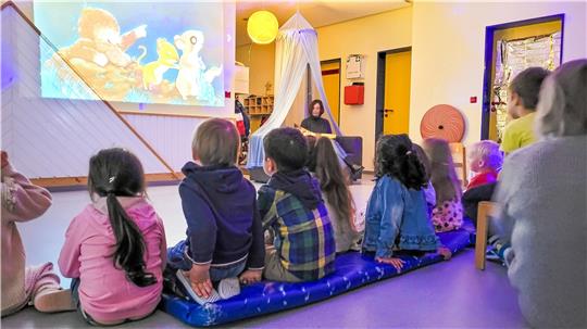 Gespannt hören die Kita-Kinder der Geschichte zu. Foto: Skuza