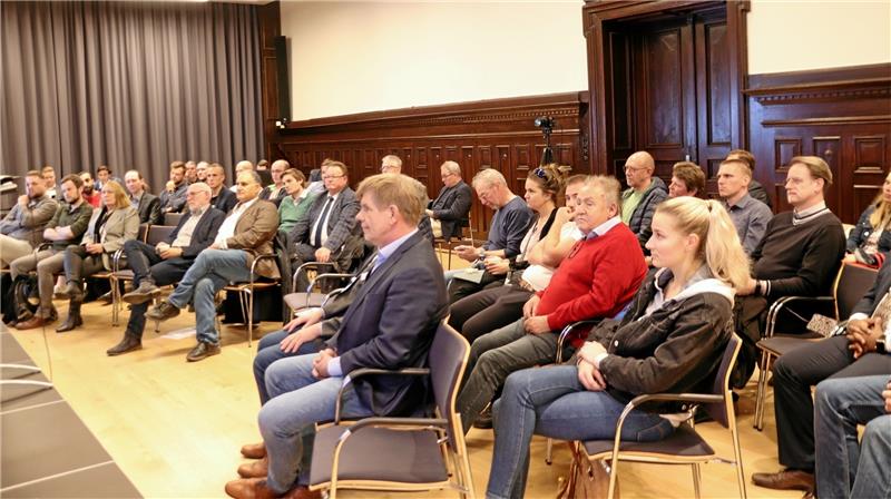 Gespannt lauschen die Zuhörer im Bürgersaal des Jacobson-Hauses den Worten der Vortragsredner und Diskutanten. Foto: Jambrek