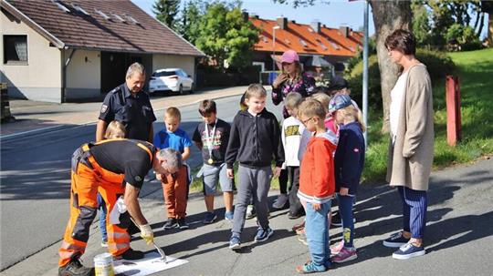 Gespannt schauen die Schützlinge von Klassenlehrerin Neela Winter Frank Voges bei der Arbeit zu. Die Worte von Polizeioberkommissar Thomas Pauls werden ihnen sicherlich in Erinnerung bleiben, rechts Schulbegleiterin Jessica Winkel.