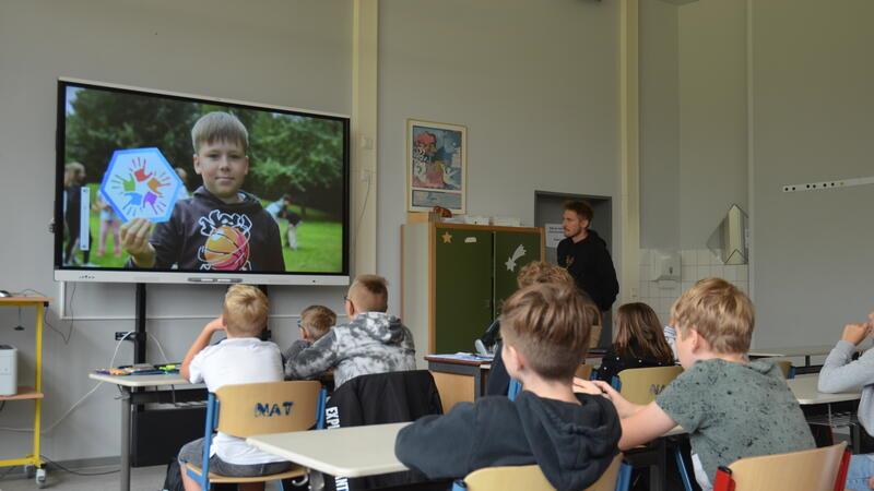Langelsheimer Schüler werden Spalier-Kinder bei Hannover 96 Gespannt sehen die Schüler der Social-Media-AGs zum ersten Mal ihr Video zum Thema Kinderrechte.