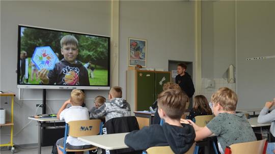 Gespannt sehen die Schüler der Social-Media-AGs zum ersten Mal ihr Video zum Thema Kinderrechte.