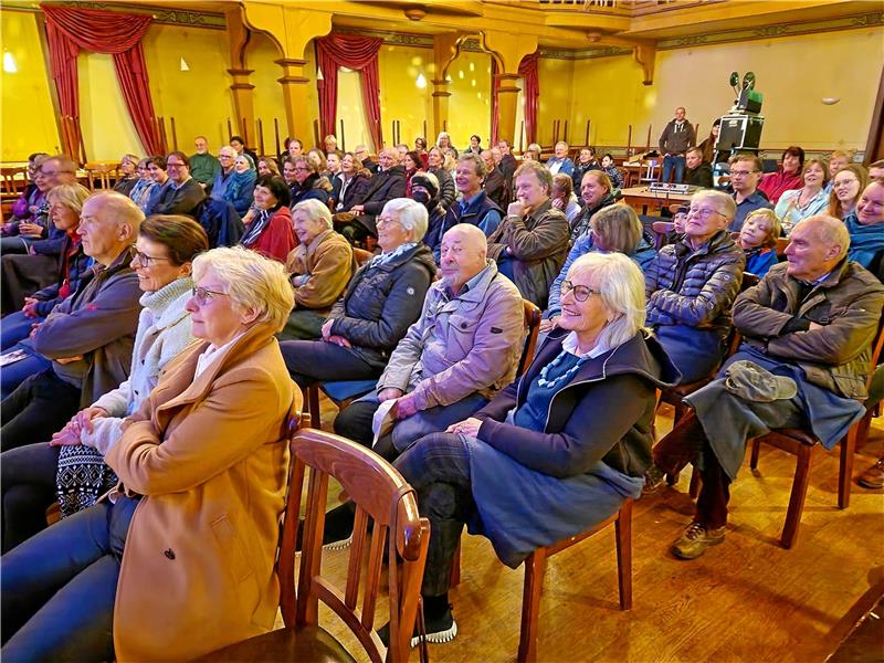 Gespannt verfolgt das Publikum die Stummfilme auf der Leinwand. Fotos: Knoke