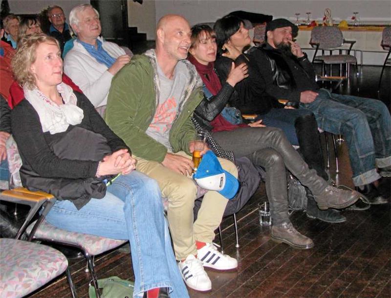 Gespannt warten das Filmteam und viele St. Andreasberger auf den „Harten Brocken“.