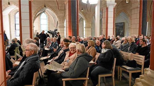 Gespannte Erwartung liegt in der Luft, alle 160 Besucher nehmen ihre Plätze ein.